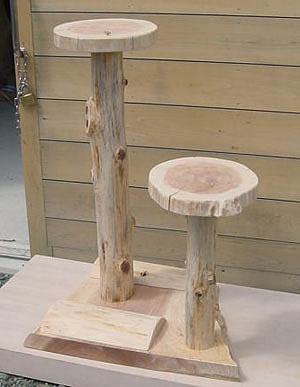 手作りキャットタワーは天然木の丸太や板、輪切りを使用したタワーです