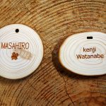 切り株の席札 穴あけ加工
