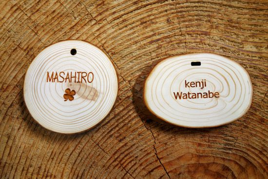 切り株の席札 穴あけ加工